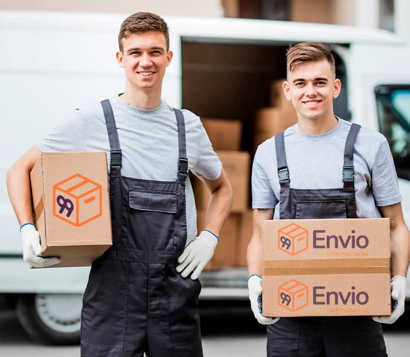 Equipe da 99 Envio com encomendas prontas para envio